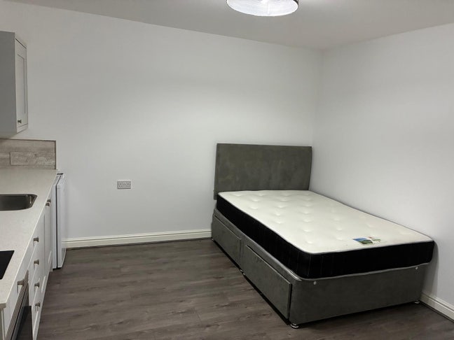 Modern studio flat near city centre Main Photo