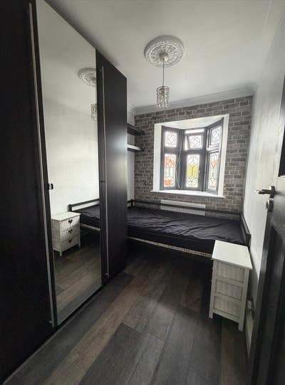 Box Room - Renovated House *6 Mins to Jubilee Line Main Photo