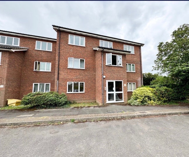 1-Bedroom Apartment Beautifully Refurbished Main Photo