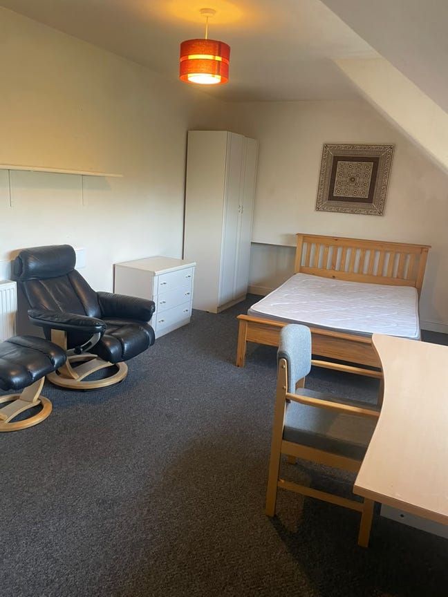 2 Rooms available in a  5-bedroom house in Hull Main Photo