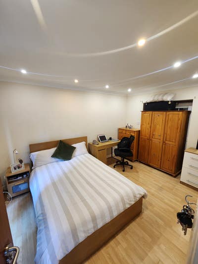 Cozy room on a 3 bedroom house W9 Main Photo