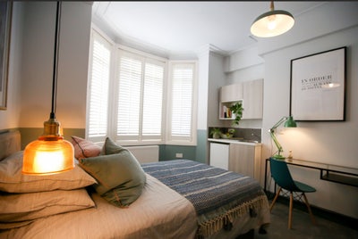Studio style/Kitchenette/en-suite avail. Nov 2nd Main Photo