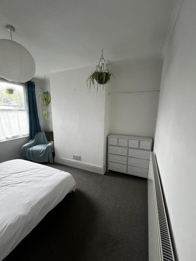 Double bedroom M32 available for professional  Main Photo