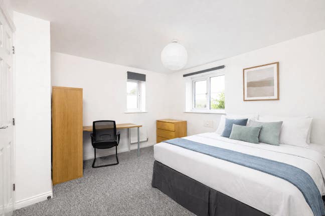 Two rooms available in a six bed house  Main Photo