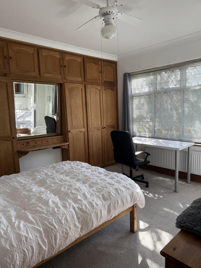 Large Airy room with own shower & vanity basin Main Photo