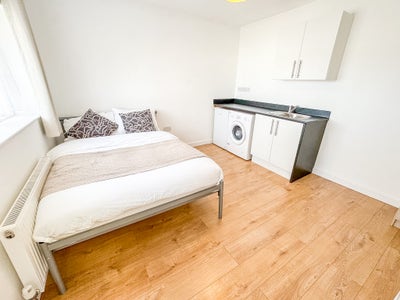 Large Private Studio 🚿 Bathroom + Kitchenette ✅ Main Photo