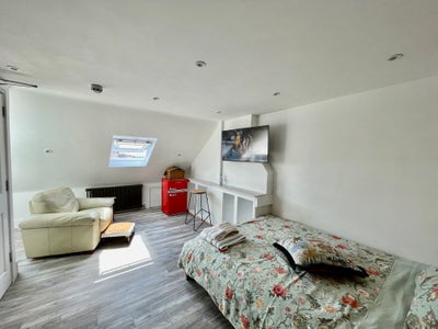  En-suite double & loft room  Main Photo