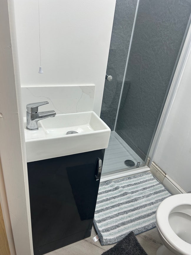 Single en-suite all furnished  Main Photo