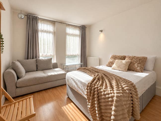  Abbey Rd - Fabulous Master Bedroom TO RENT NOW Main Photo