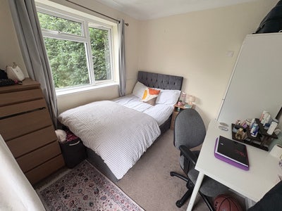 Double Bedroom in GU1 Main Photo