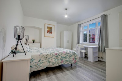 Large Double Room in a Beautiful House Main Photo