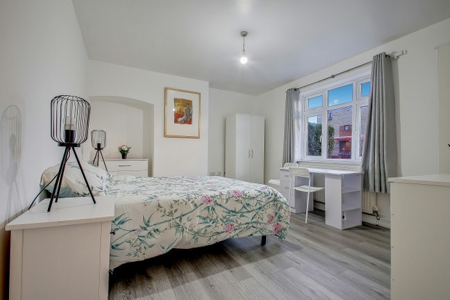 Large Double Room in a Beautiful House Main Photo