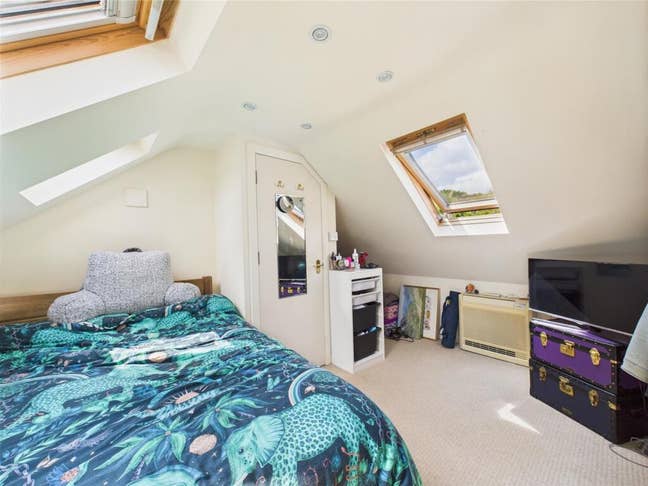 Room available in a house in Kenley  Main Photo
