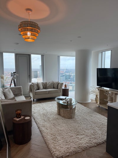 Spacious en suite in Elizabeth Towers Main Photo