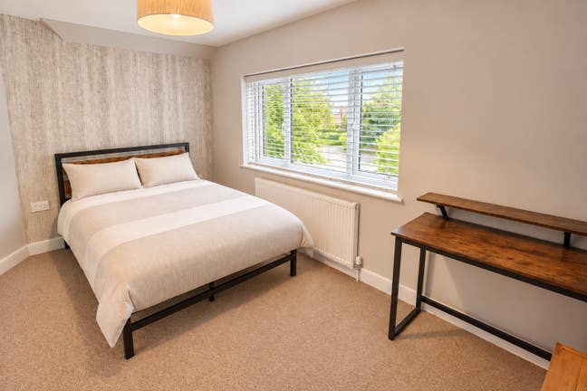 Spacious double bedroom in a shared House Main Photo
