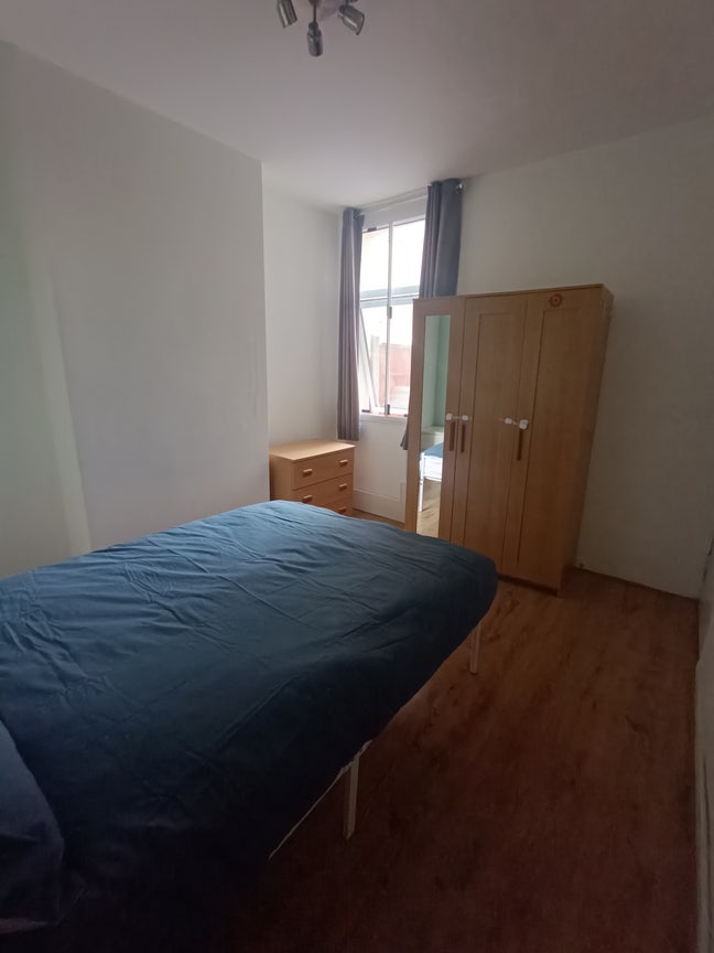 Spacious Double Room – E16, 2 mins walk from DLR  Main Photo