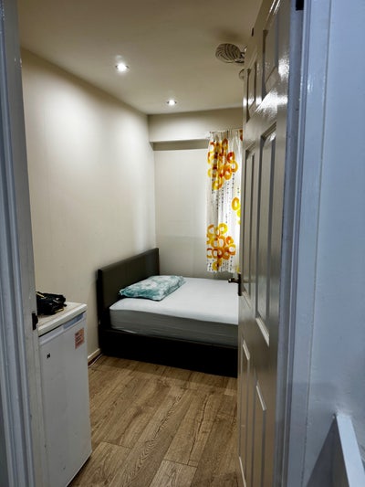 Very spacious room to let Main Photo