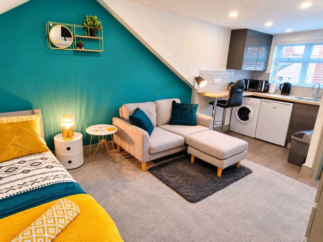 Old town open plan top floor studio and ensuite Main Photo