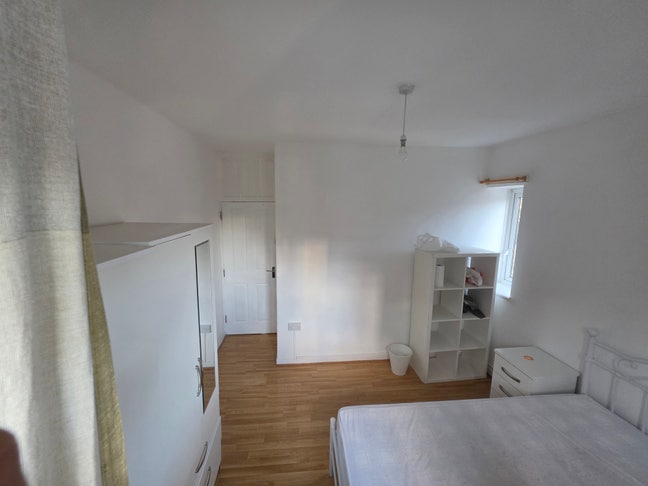 Rooms in E14...  Main Photo
