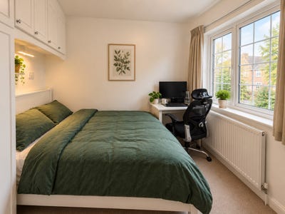 Looking for a flatmate to occupy spare room in my  Main Photo