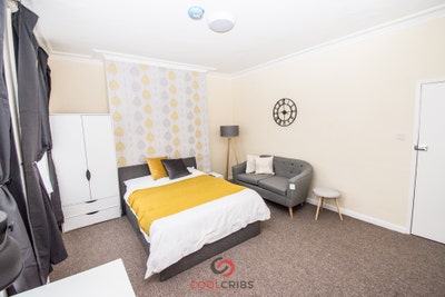 Large Double Bedroom in Shared House – Sale Place Main Photo