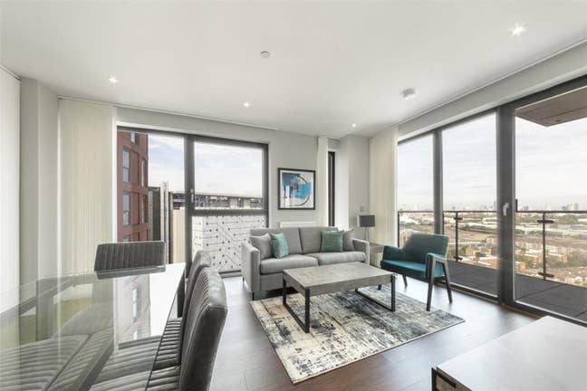 Ensuite Room | 19th Floor | Canning Town / East In Main Photo