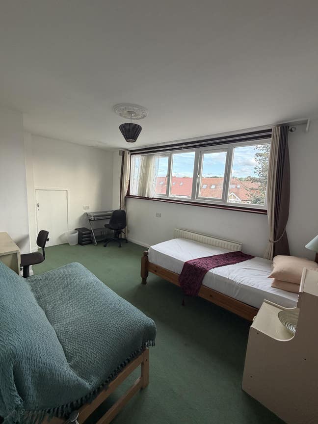 Spacious & Bright Double Room including Bills  Main Photo