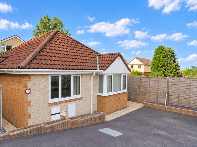 2-Bed Bungalow with 2 Allocated Parking Spaces Main Photo