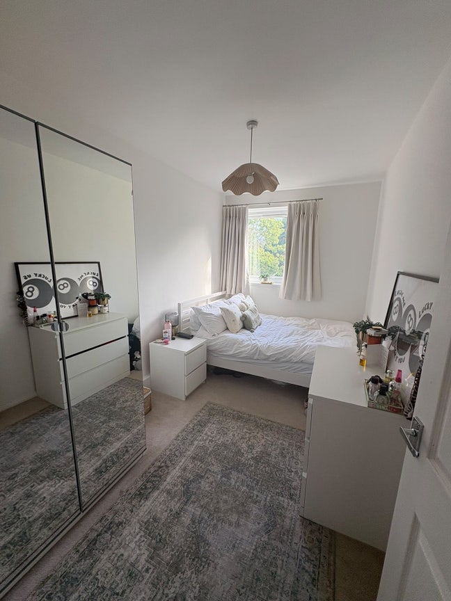 Room available in 2-bed flat in Clapham area  Main Photo