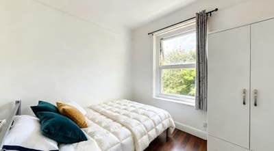 Spacious Five Double Bedroom House in Wood Green Main Photo