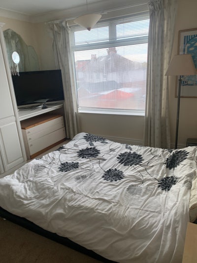 Large bedroom in 4 bedroom house Main Photo
