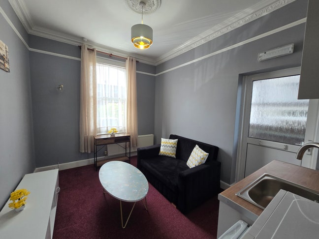 1-Bed Flat with Private Garden & Kitchenette | Bus Main Photo