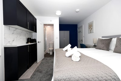 Modern Studio Apartment ~ Close to ARU University Main Photo