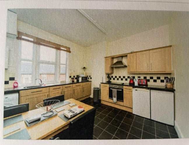 Two bed flat offered with 1 double room available Main Photo