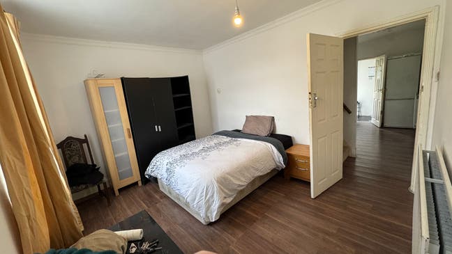 Large double room for rent all bills included in c Main Photo