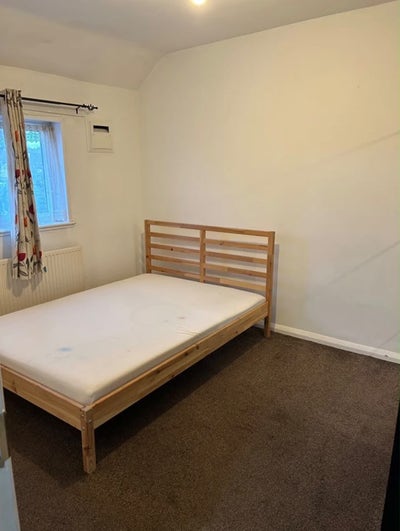 2 rooms in 3 bed semi detached House in Hounslow Main Photo