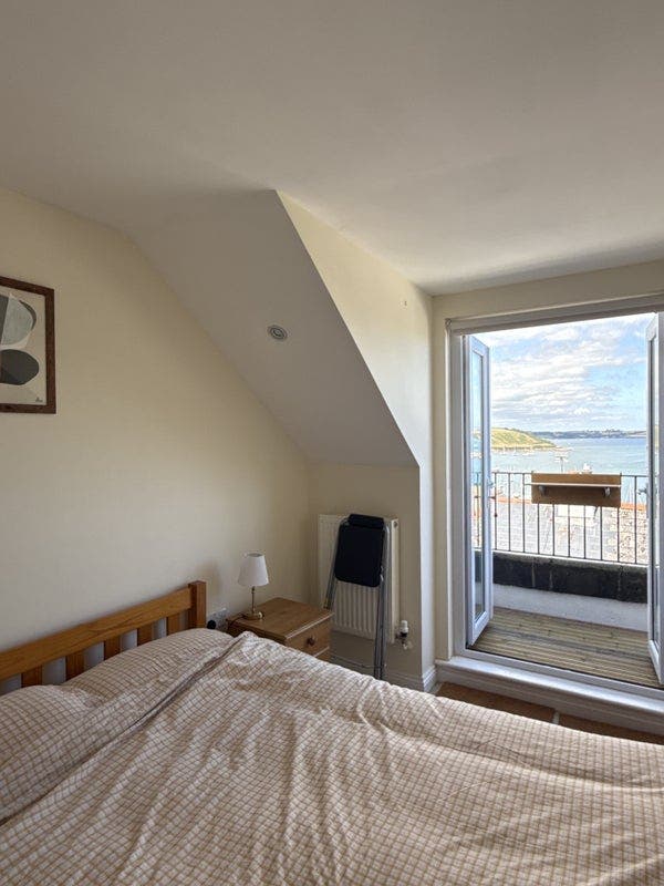 Double bedroom with sea view in Falmouth centre  Main Photo