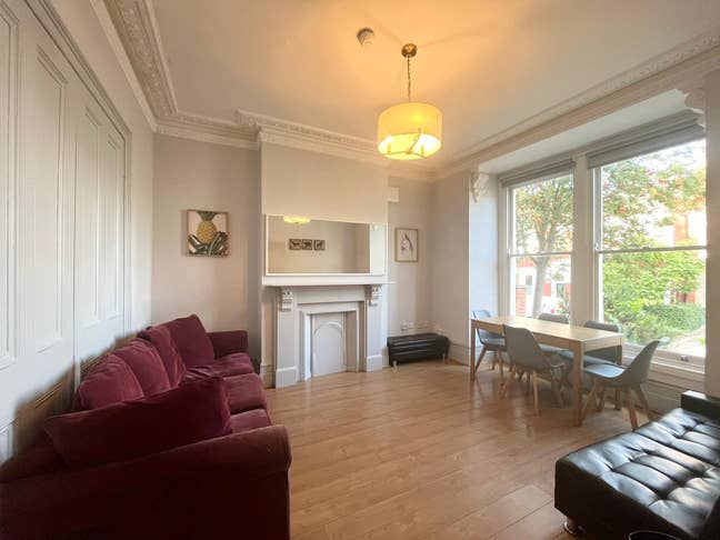 Double Bedrooms in a Hosue Share with a Livingroom Main Photo