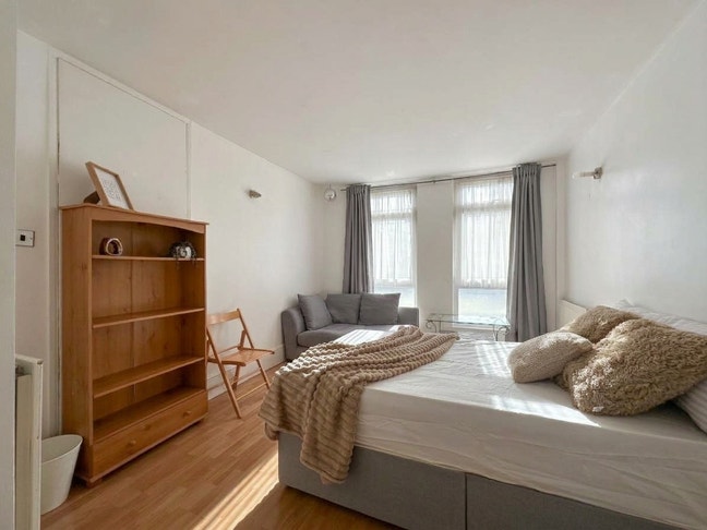 Spacious Room with Living Room in Abbey Road  Main Photo