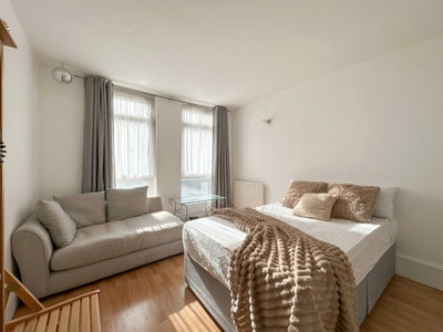 Spacious Room with Living Room in Abbey Road  Main Photo
