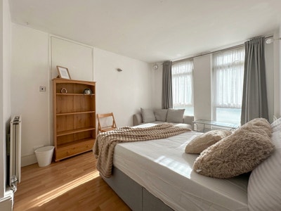 Spacious Room with Living Room in Abbey Road  Main Photo