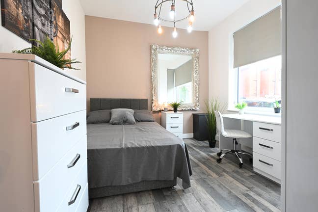 Professional Furnished Room Main Photo