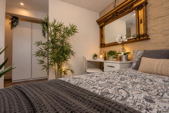 Professional Furnished Room Main Photo