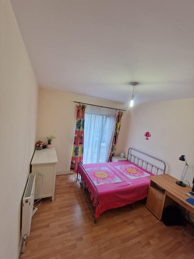 Large double room all bills included private bathr Main Photo