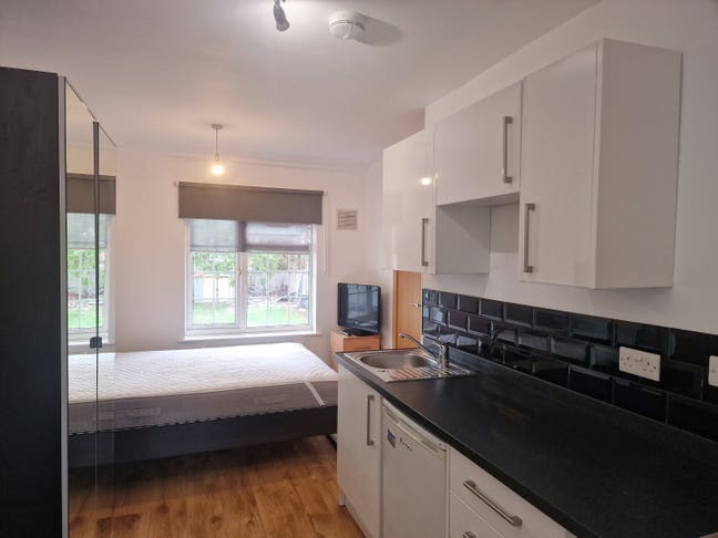Compact Ensuite Studio Main Photo