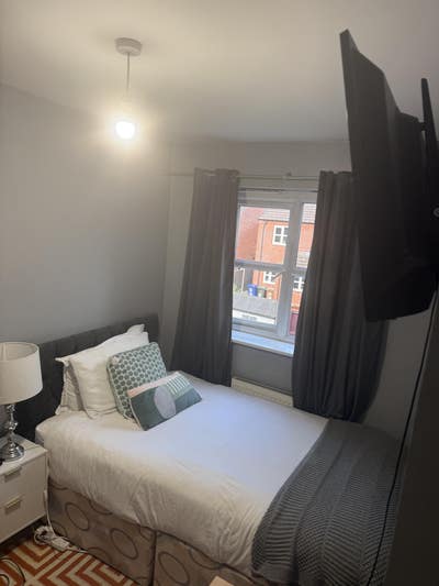 Double room in a 2 Bedroom house Main Photo