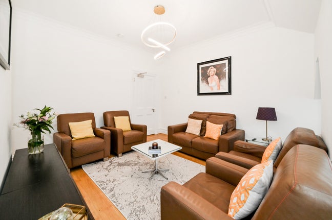 🏡 Looking to Form a Group for a Huge 5-Bed Flat  Main Photo