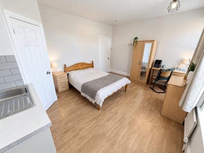 7 Beds | 7 Ensuites | 5 Kitchenettes | Agnes Rd Main Photo