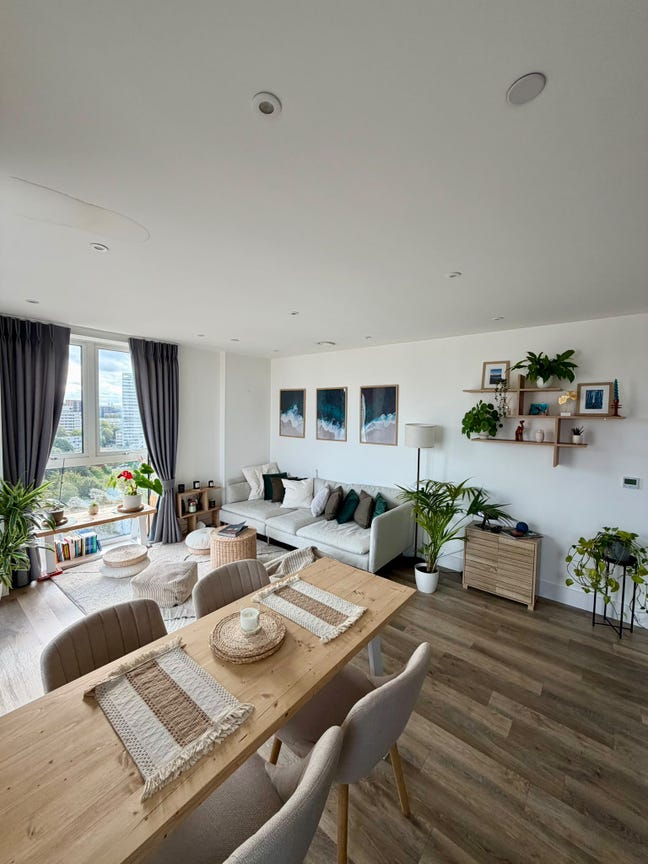 Lovely Ensuite Room in a Modern 2-Bed Flat Main Photo