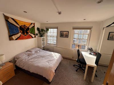 Double room available in stunning town house Main Photo